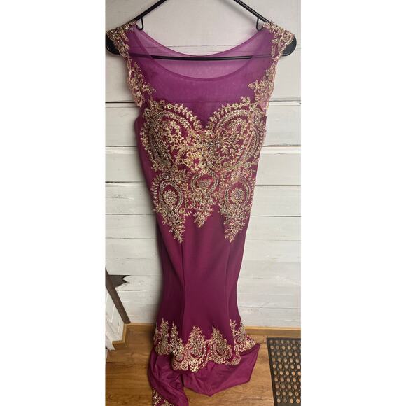 Absolutely Gorgeous Form-Fitting Mermaid Style Evening Gown w/ Gold Embroidery - Picture 2 of 8